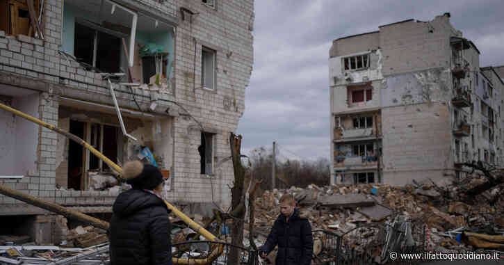 Kiev: “Nelle zone lasciate dai russi mine tra i mobili e nelle lavatrici”. Human Rights Watch: “Usati ordigni vietati nell’area di Kharkiv”