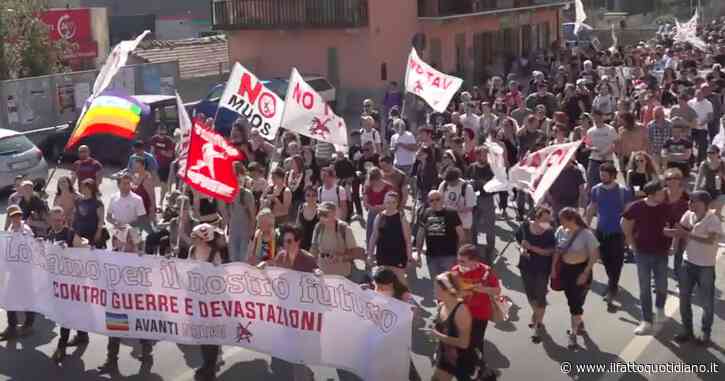 No Tav, la manifestazione è anche contro la guerra: “L’invio di armi non serve alla pace, come le grandi opere non servono ai territori”
