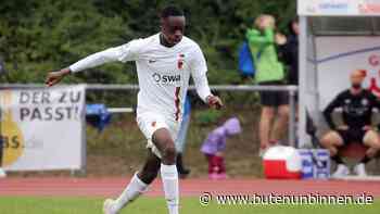 Werder holt Salifou aus Augsburg als ersten Neuzugang für den Sommer - buten un binnen