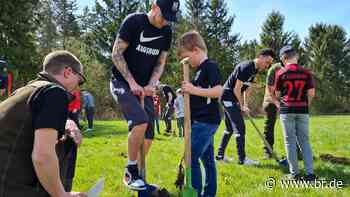 FC Augsburg-Profis pflanzen erste Bäume für den "FCA-Wald" - br.de