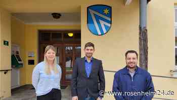 Zweiter Bürgermeister Plank begrüßt zwei neue Gesichter im Bürgerbüro Eggstätt