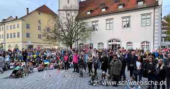 Rund 450 Menschen versammeln sich in Ravensburg für den Frieden - Schwäbische