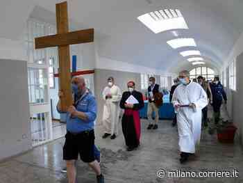 L’arcivescovo Delpini nel carcere di Opera: la croce e il violino dai barconi degli immigrati - Corriere Milano