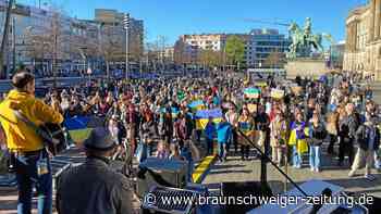 Umarme mich – Ukrainer in Braunschweig singen traurig für Frieden