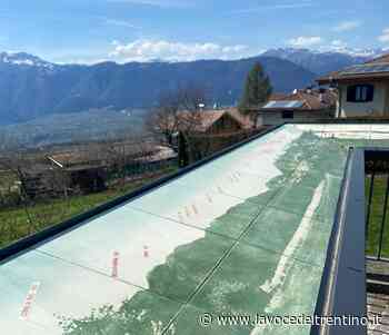 Un'opera d'arte con i nomi delle montagne al punto panoramico del parco di Sfruz - la VOCE del TRENTINO