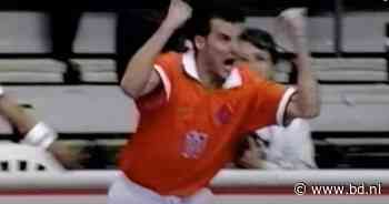 Zanger John de Bever was fenomeen in zaalvoetbal: 'Ik zag een grote kerel vier man neerslaan voor mijn shirt' - BD.nl