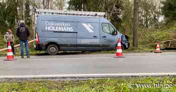 Bestelwagen botst op boom - Het Laatste Nieuws