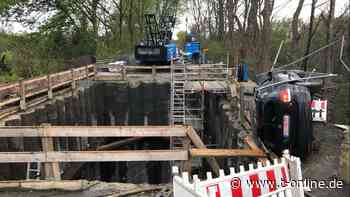 Auto rast Polizei davon – und kracht in Baustelle - t-online