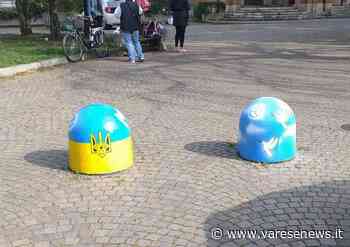 Davanti al municipio di Samarate il grigio del cemento lascia il posto al giallo-blu ucraino - varesenews.it