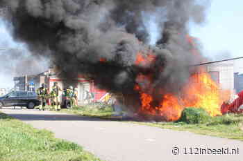 Zwarte rookwolken vanwege brand op bouwterrein Eemnes - 112inBeeld