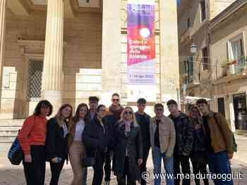 MANDURIA - All'opera 'Hermafroditus', progettata dalle studentesse del liceo 'De Sanctis Galilei' Sara De Luca, Francesca Palumbo e Alessandra Resta. il premio della giuria popolare della mostra 'Colori e immagini della scie - ManduriaOggi