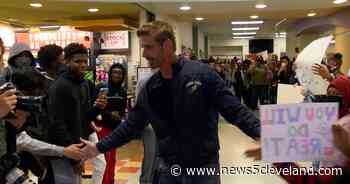 Students give Akron teacher surprise marathon sendoff - News 5 Cleveland WEWS