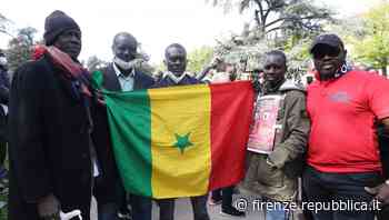 Presidio e corteo dopo il fermo dell'ambulante senegalese. "Il reparto antidegrado va sciolto". Nardella: "Firenze non è razzista" - La Repubblica Firenze.it