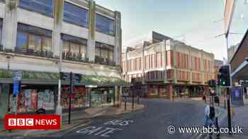 Gloucester: Attempted murder arrests after man stabbed - BBC