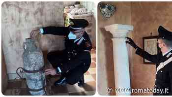 La villa con anfore e una colonna di epoca romana