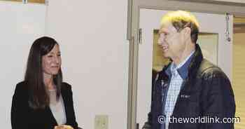 Wyden promises to help port land shipping facility - Coos Bay World