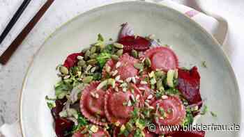 Salat mit Rote-Bete-Tortellini, Brokkoli & Kernen: So farbenfroh - Bild der Frau