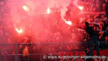 Vermummte Jugendliche entzünden bengalische Feuer