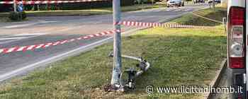 Lesmo: incidente all'alba sulla provinciale, auto si schianta contro un palo della luce - Il Cittadino di Monza e Brianza