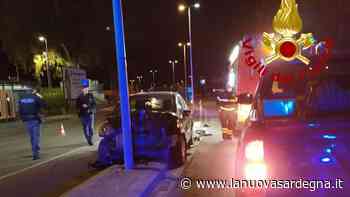 Sassari, all'alba auto contro un palo della luce davanti al Tanit - La Nuova Sardegna