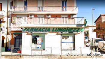 La banda che spacca la serranda della farmacia con un'auto ariete