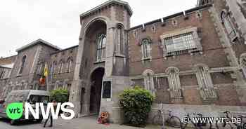 Politie Antwerpen betrapt 2 jongeren die drugs over gevangenismuur in Begijnenstraat willen gooien - VRT NWS