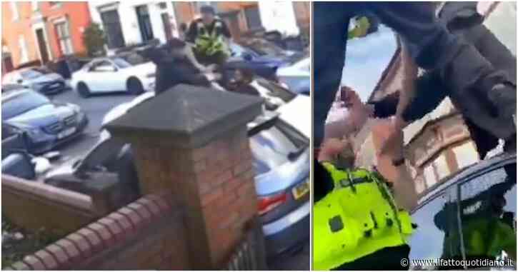 Il ladro d’auto è particolarmente maldestro al volante e si incastra da solo: la polizia lo raggiunge e lo arresta (video)