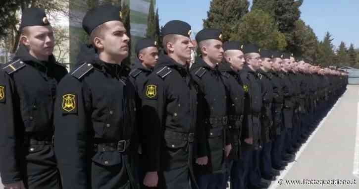 Guerra Russia Ucraina, Mosca diffonde immagini marinai sopravvissuti dopo l’affondamento della Moskva