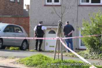 Croydon New Addington: Man stabbed in broad daylight