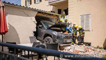 Gas und Bremse verwechselt: Auto durchbricht beim Ausparken Garagenmauer