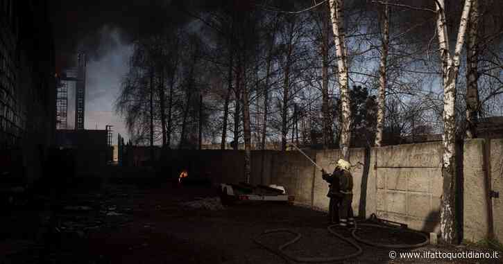 Guerra Russia-Ucraina, il sindaco di Trostianets: “5 bambini uccisi da trappole con ordigni. In città resti di armi chimiche”