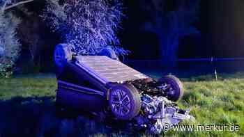 Auf der A99 bei München: Duo überschlägt sich und landet im Graben - Auto-System ruft umgehend Hilfe