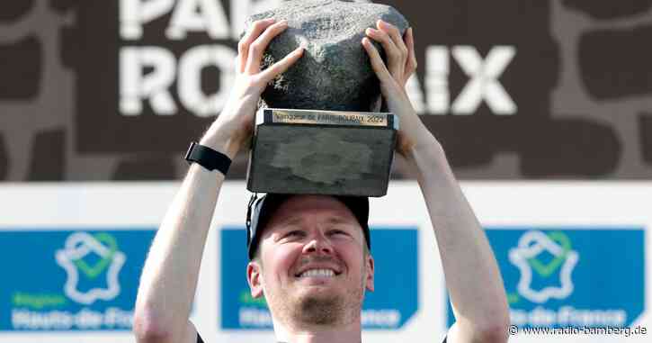 Paris-Roubaix: Sieger van Baarle holt sich den Pflasterstein