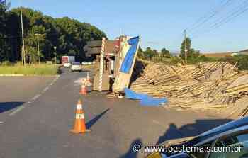 Carreta tomba em trevo e interdita pista em Faxinal dos Guedes - Oeste Mais