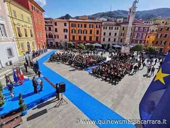Palco in piazza, tutti in festa per la polizia - Qui News Massa Carrara