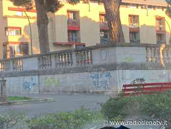 Siena: vandali imbrattano muro in Piazza Amendola - RadioSienaTv