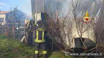 Incendio in un mobilificio, vigili del fuoco al lavoro - Siena News