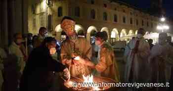 Benedizione del fuoco: le immagini della cerimonia in Duomo a Vigevano - L'Informatore Vigevanese