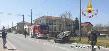 Auto si ribalta per l’alta velocità all’ingresso in Cuneo, lievi ferite per il conducente - La Stampa