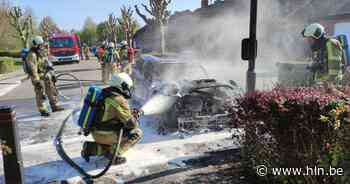 Geparkeerde Mini Cooper volledig uitgebrand | Menen | hln.be - Het Laatste Nieuws
