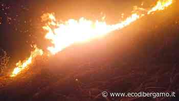 Incendio nella notte nei boschi sopra Nembro, spento prima che si avvicinasse alle case - Foto/Video - L'Eco di Bergamo