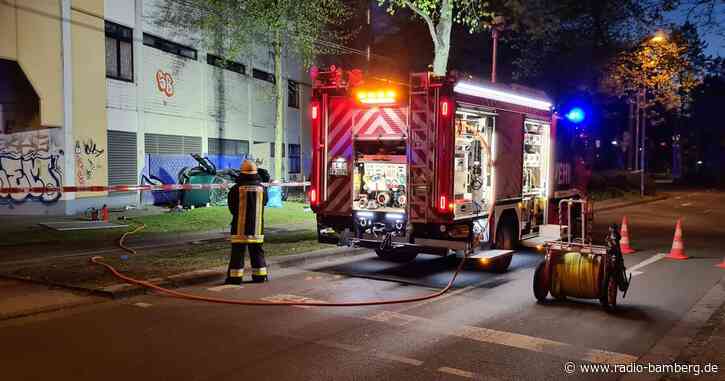 Auto stürzt aus Parkhaus in die Tiefe: Zwei junge Männer tot
