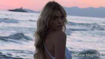 Sara Croce si gode il panorama di Capri: noi le sue forme e le gambe - BlogLive.it