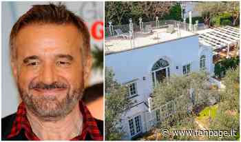 La villa di Christian De Sica a Capri non trova acquirenti: è in vendita da un anno - Fanpage.it