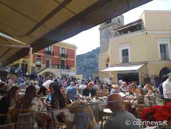 Capri torna a riempirsi di turisti e vacanzieri, al via la nuova stagione: colpo d'occhio in Piazzetta e a Marina Grande - Capri News