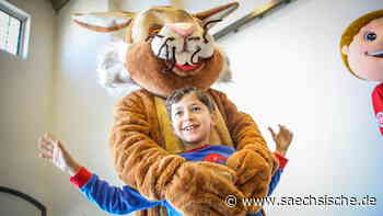 Dresden: Osterhase überrascht ukrainische Kinder in der Messe Dresden - Sächsische.de