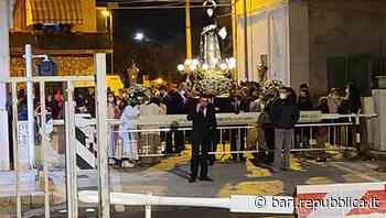 Bari, la processione dei Misteri deve attraversare i binari ma il treno non passa: Addolorata ferma quasi un'ora al passaggio a livello - La Repubblica