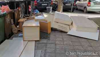 Bari, il marciapiede a San Pasquale invaso da mobili e materassi abbandonati: "Vergogna" - La Repubblica