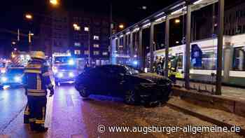 Mehrere Verletzte: Auto kracht in Straßenbahnhaltestelle Wertachbrücke