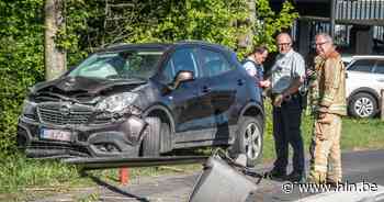 Auto maait verlichtingspaal omver en vat vuur | Oudenaarde | hln.be - Het Laatste Nieuws